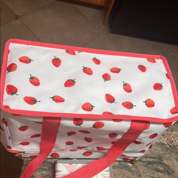Kate Spade Strawberry Print Cooler Bag  & Reversible Drying Mat - Picture 5 of 8